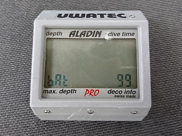 UWATEC、ALADINシリーズのダイブコンピュータ電池交換、ダイコン